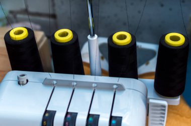 Makine overlok portre siyah biriktiricileri iplik ile. Kavram dikiş