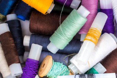 Biriktiricileri renkli parçacığı kapatın. El sanatları kavramı.