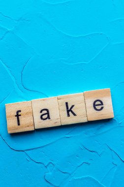 bir mavi arka plan sahte haber üzerinde yazıt. Kavram. Dikey fotoğraf