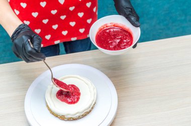 pudra sünger kek yapma sürecinde reçel koyar. kadın el