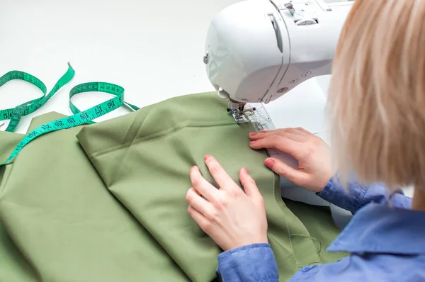 Sewing workshop. A young woman sews on a sewing machine. — Stock Photo, Image