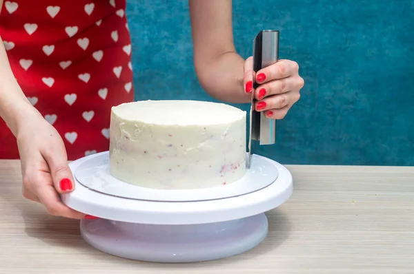 Ama de casa Forma Pastel de Esponja. De cerca. Mujer manos — Foto de Stock