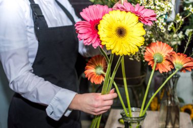 Çiçekçi bir çiçekçi de gerberas bir buket ile Çiçekçi