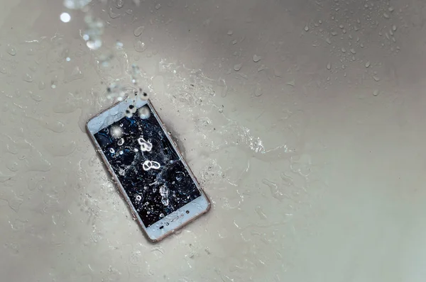 Telefon komórkowy spadł do wody w łazience — Zdjęcie stockowe