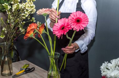 Çiçekçi bir çiçekçi de gerberas bir buket ile Çiçekçi