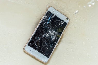 Telefon suda. Konsept bozuk telefon. Akıllı telefon onarım konsepti