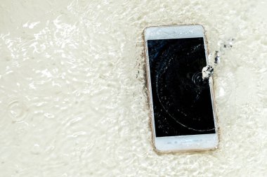 Telefon suda kapat. Konsept bozuk telefon. Kopyalama alanı