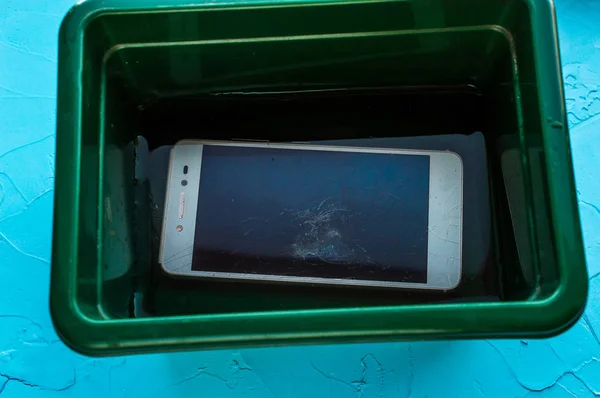 Concepto desintoxicación digital. Smartphone en el agua — Foto de Stock