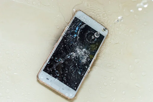 Telefon suda. Konsept bozuk telefon. Akıllı telefon onarım konsepti
