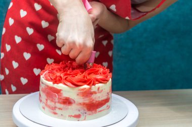 Ev hanımı sünger kek süsler. Mavi arka planlar