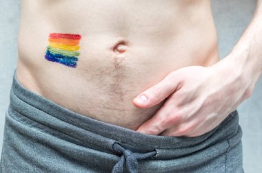 bir adamın gövde üzerinde gökkuşağı bayrağı. Kavram sembolü Lgbt