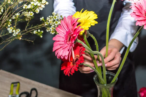 Цветочница Цветочном Магазине Собирает Цветы Букете — стоковое фото