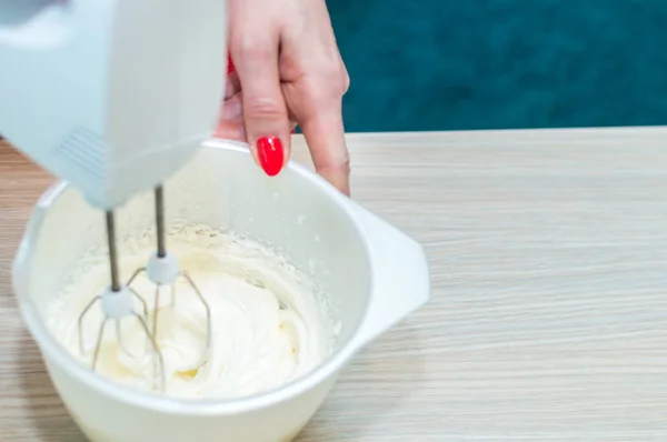 Mezclador batidos pastel de crema. Primer plano. De cerca. Mujer manos . — Foto de Stock