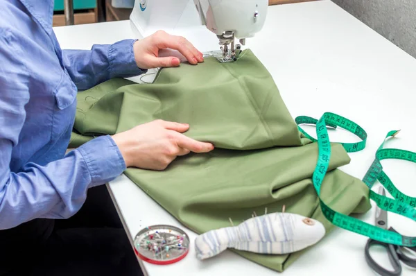 Seamstress sews ubrania na maszynie do szycia. Ręce kobiety. Koncepcja szycia. Proces krawiectwa — Zdjęcie stockowe