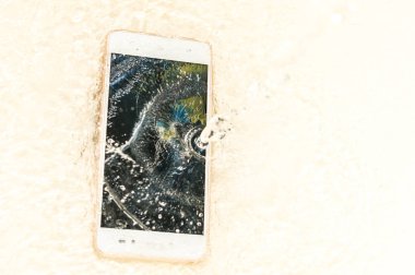 Telefon suda kapat. Konsept bozuk telefon. Kopyalama alanı