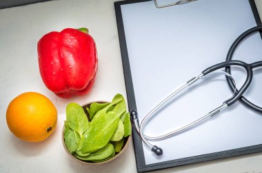 Sağlıklı ürünler ve stetoskop beslenme ofisinde masada. Yakın çekim