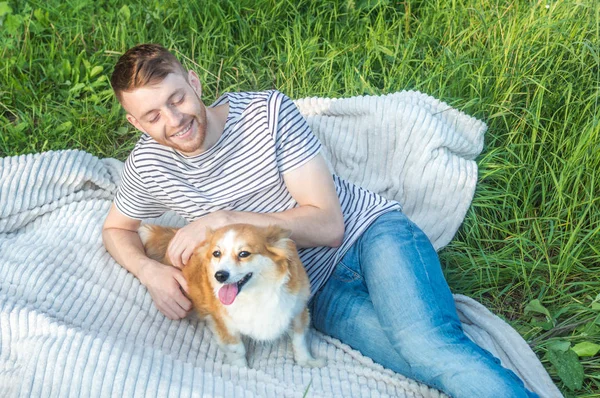 Молодий чоловік відпочиває на природі зі своїм собакою — стокове фото