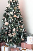 Vánoční stromek s dárky pod ním. Nový rok 2020. Pohlednice. Vertikální fotografie
