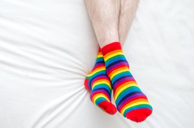 Gökkuşağı renkli çoraplı adam. LGBT konsepti. Yakın plan. Beyaz arkaplan
