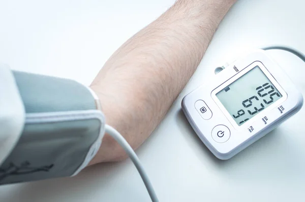 Man Meet Zijn Bloeddruk Met Een Automatische Bloeddrukmeter Hand Tonometer — Stockfoto