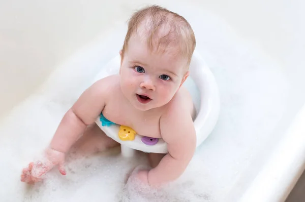 Baby Wäscht Sich Einer Badewanne Kinderhochstuhl Badezimmer Baden Porträt Badeschaum — Stockfoto