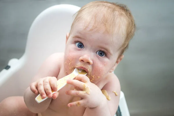 Retrato Primer Plano Niño Manchado Con Comida Niño Alimenta Una — Foto de Stock