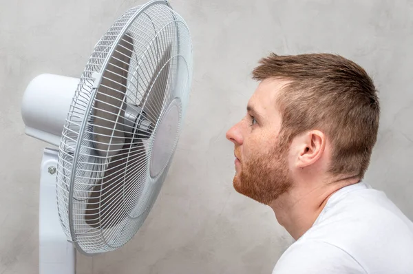 Jongeman Staat Achter Ventilator Close Portret Man Heet Het Appartement — Stockfoto