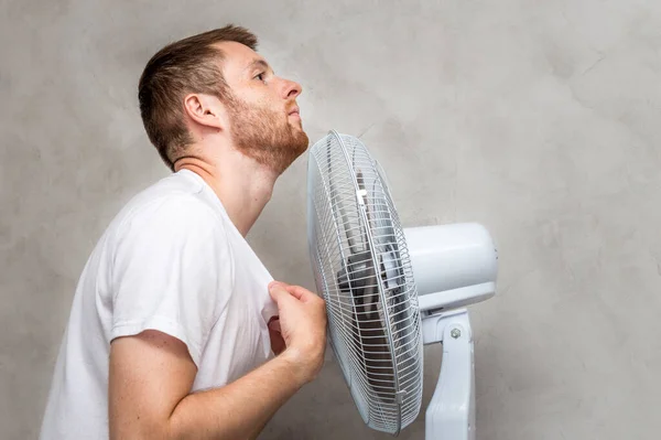 Joven Está Junto Ventilador Retrato Cerca Hombre Está Caliente Apartamento —  Fotos de Stock