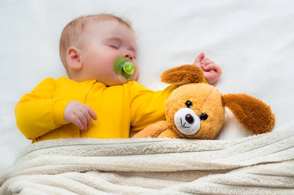 Retrato Cerca Bebé Dormido Abrazo Con Juguete Chupete Boca — Foto de Stock