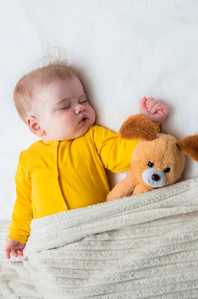 Retrato Cerca Bebé Dormido Abrazo Con Juguete Foto Vertical — Foto de Stock
