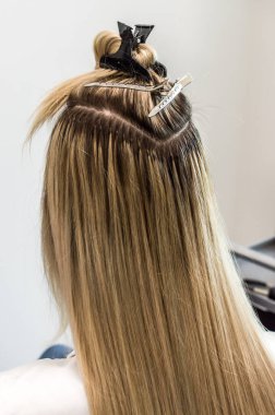 Güzellik salonuna yakın bir müşteriye saç eklentisi.