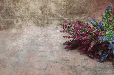 Gri arka planda bir buket çiçek. Boşluğu kopyala