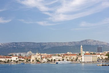 Akdeniz mimarisinin canlı kıyı kasabası çevresi bir dağ zeminiyle, canlı bir denizle ve canlı bir atmosferle çevrili..