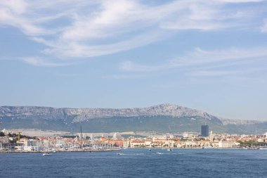 Akdeniz mimarisinin canlı kıyı kasabası çevresi bir dağ zeminiyle, canlı bir denizle ve canlı bir atmosferle çevrili..