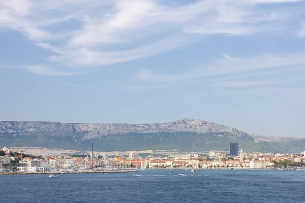 Akdeniz mimarisinin canlı kıyı kasabası çevresi bir dağ zeminiyle, canlı bir denizle ve canlı bir atmosferle çevrili..