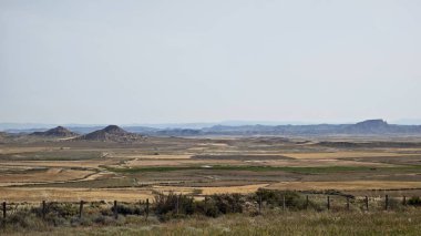İspanya 'nın Navarre kentindeki Bardenas Reales' in geniş yarı çöl manzarasında eşsiz şekilli tepeler ve kayalar bulunur. Arazi çoğunlukla bronz ve kahverengidir ve seyrek bitki örtüsüyle kaplıdır.. 