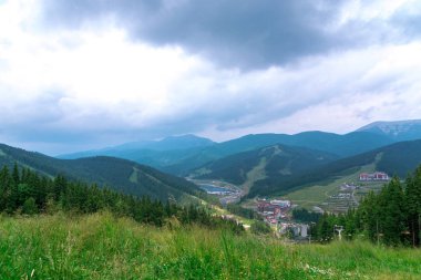 Dağ ormanı manzara Gökyüzü fırtına önce bulutlu gökyüzü bulutlar. Karpat, Ukrayna, Avrupa.