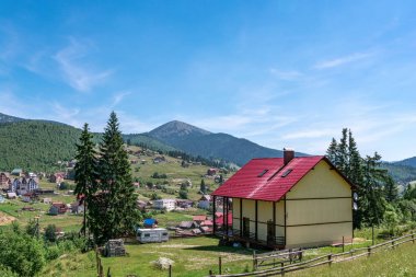 Güzel yaz manzara göz kırpışudağlar. Dağlarda Carpatian köyü
