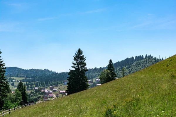 Güzel yaz manzara göz kırpışudağlar. Dağlarda Carpatian köyü