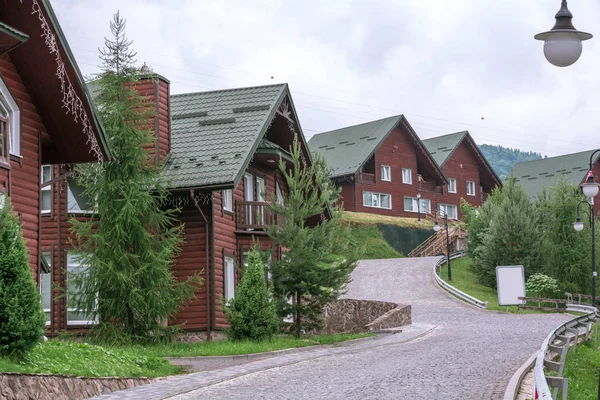 Dağlardaki köy. Dağlarda otel ve spor alanı ile Carpatian köy