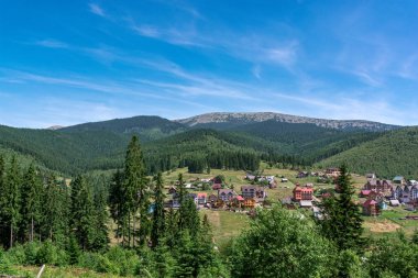 Güzel yaz manzara göz kırpışudağlar. Dağlarda Carpatian köyü