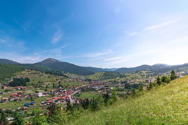 Güzel yaz manzara göz kırpışudağlar. Dağlarda Carpatian köyü