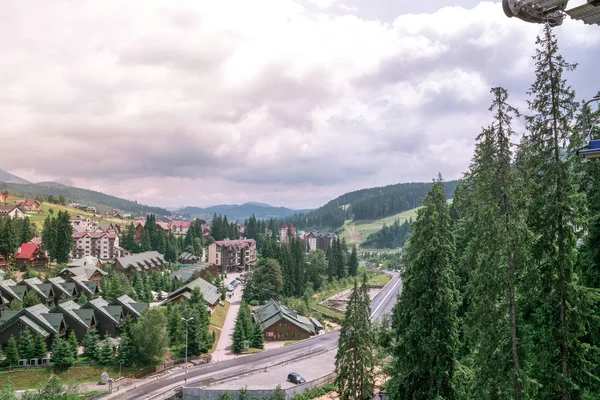 Dağlardaki köy. Dağlarda otel ve spor alanı ile Carpatian köy