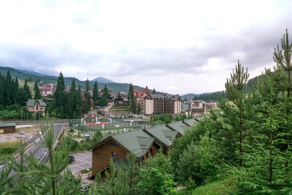 Dağlardaki köy. Dağlarda otel ve spor alanı ile Carpatian köy