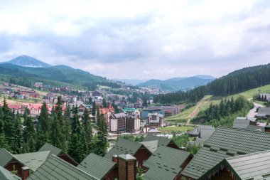 Güzel kırsal yaz manzara. Ormanda köy