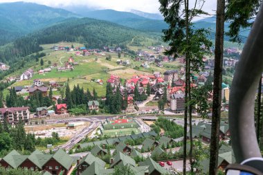 Dağlardaki köy. Dağlarda otel ve spor alanı ile Carpatian köy