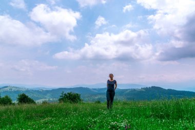 güzel manzara ile ormanda kız