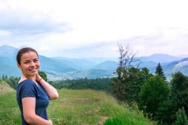 güzel manzara ile ormanda kız