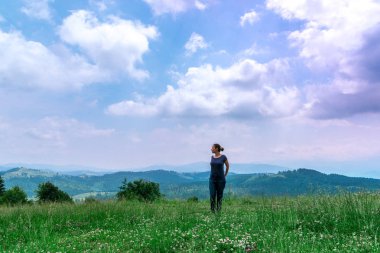 güzel manzara ile ormanda kız