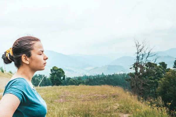 ormandaki kız temiz hava soludu. Dağ manzarası